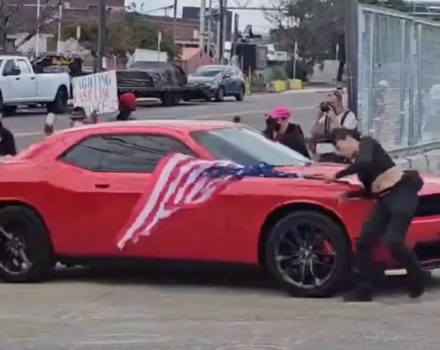 Mulher é atropelada por carro durante protesto contra o ICE nos Estados Unidos