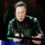 Elon Musk, fundador, CEO, presidente do conselho e engenheiro-chefe da SpaceX, fala por videoconferência no dia do IPO (oferta pública inicial de ações) da empresa, na Nasdaq MarketSite, em Nova York