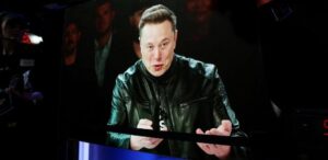 Elon Musk, fundador, CEO, presidente do conselho e engenheiro-chefe da SpaceX, fala por videoconferência no dia do IPO (oferta pública inicial de ações) da empresa, na Nasdaq MarketSite, em Nova York