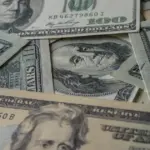 Dólar sobe com ata do Copom no radar do mercado