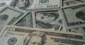 Dólar sobe com ata do Copom no radar do mercado