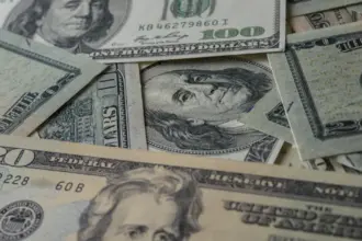 Dólar sobe com ata do Copom no radar do mercado