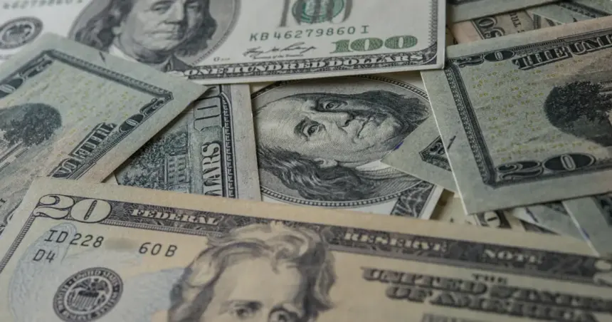 Dólar sobe com ata do Copom no radar do mercado