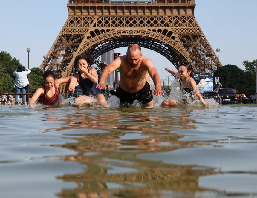 Torre Eiffel é fechada por conta da onda de calor em Paris