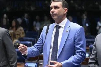 TSE ordena que Meta apague posts que ligam Flávio ao crime organizado