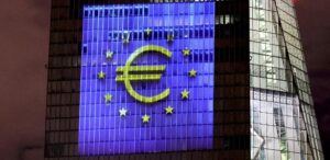 Brasão da União Europeia no prédio do Banco Central Europeu, em Frankfurt, na Alemanha