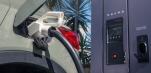 Veículo em eletroposto de Barra Mansa, no RJ