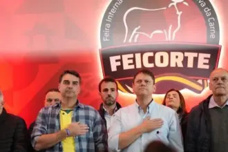 Flávio e Tarcísio acenam para segurança e agro em feira no interior de SP