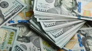 Dólar e Bolsa fecham em alta após divulgação da ata do Copom, e juros futuros recuam