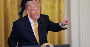 Trump critica votação do Senado que "limita" poderes de guerra contra o Irã