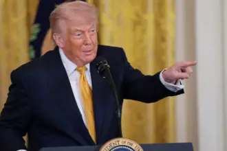 Trump critica votação do Senado que "limita" poderes de guerra contra o Irã
