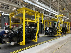 O que é carro feito em CKD? E por que montadoras no Brasil reclamam?