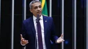 Justiça manda Gustavo Gayer indenizar PT por vídeo associando sigla ao atentado de Bolsonaro