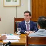 24.jun.26 - O presidente da GM na América do Sul, Thomas Owsianski (de gravata vermelha), em reunião com o vice-presidente da República, Geraldo Alckmin