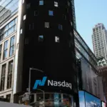 Wall Street opera mista com queda em ações de big techs