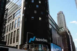 Wall Street opera mista com queda em ações de big techs