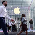 Pessoas caminham em frente à loja da Apple em Nova York, nos EUA