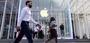 Pessoas caminham em frente à loja da Apple em Nova York, nos EUA