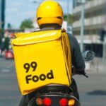 Motociclista com mochila do 99Food