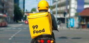 Motociclista com mochila do 99Food