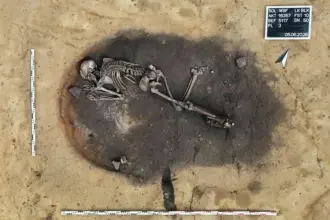 Homem enterrado em forno de 4,5 mil anos é mistério para arqueólogos