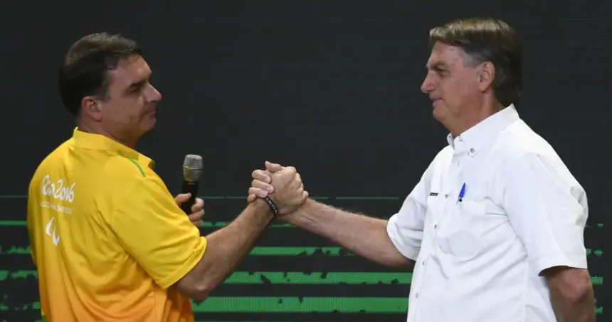 Flávio Bolsonaro visita Jair após vídeo de Michelle