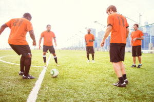 Jogar futebol sem preparo pode provocar lesões nos joelhos - 27/06/2026 - Equilíbrio