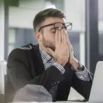 “Insônia e dores”: veja sinais silenciosos de exaustão mental no trabalho