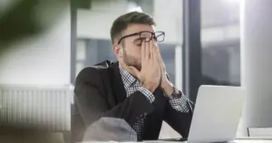“Insônia e dores”: veja sinais silenciosos de exaustão mental no trabalho