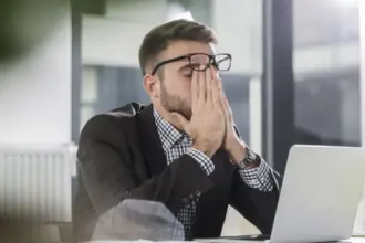 “Insônia e dores”: veja sinais silenciosos de exaustão mental no trabalho