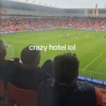 Hotel em estádio de futebol tem quartos com vista para o gramado