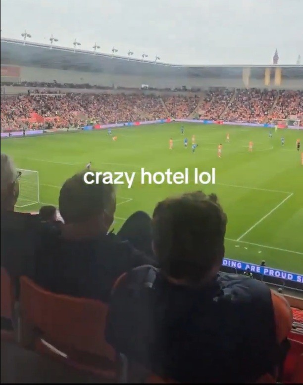 Hotel em estádio de futebol tem quartos com vista para o gramado