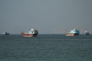EUA e Irã intensificam conflito e atingem Bahrein e Kuwait em disputa por Ormuz