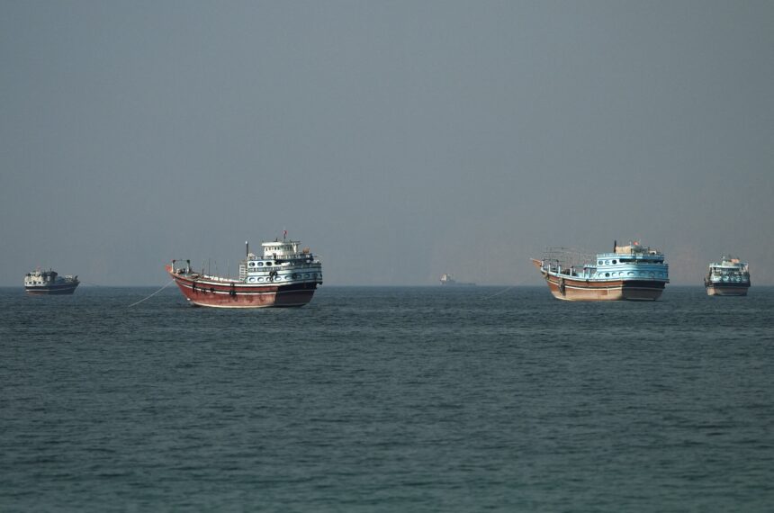 EUA e Irã intensificam conflito e atingem Bahrein e Kuwait em disputa por Ormuz