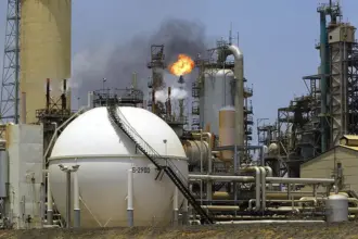 Maior refinaria da Venezuela é paralisada após queda de energia, diz fonte