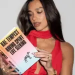 Dua Lipa está lutando contra a proibição de livros com nova biblioteca
