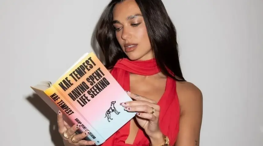 Dua Lipa está lutando contra a proibição de livros com nova biblioteca