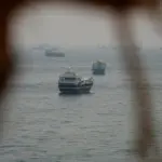 Cerca de 40 navios transitaram pelo Estreito de Ormuz na segunda-feira (29)