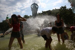 Casal é preso na França após bebês morrerem durante onda de calor