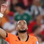 Namorada de Gakpo reage emocionada após gol durante Holanda x Marrocos