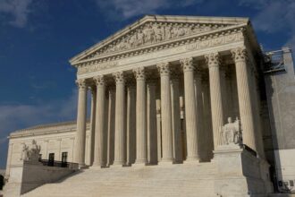 Suprema Corte rejeita plano de Trump que restringe cidadania por nascimento