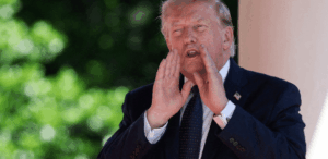 15.jun.26 - Presidente dos EUA, Donald Trump, ao chegar para reunião de cúpula do G7 em Evian, França