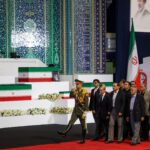 VÍDEO: presidente e membros do governo do Irã choram em frente a caixão de Ali Khamenei
