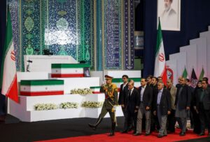 VÍDEO: presidente e membros do governo do Irã choram em frente a caixão de Ali Khamenei