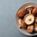 Cinco alimentos que não devem ser consumidos crus