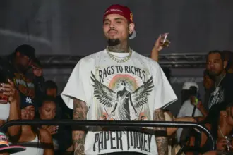 Chris Brown indezinará empregada em R$ 67 milhões após ataque de cão
