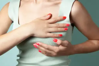Como mulher com histórico familiar preveniu câncer após TPM e ansiedade