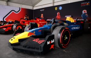 Piloto critica desfile da Fórmula 1 com carros de Lego