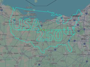 Piloto desenha homenagem aos EUA no céu com rota do avião