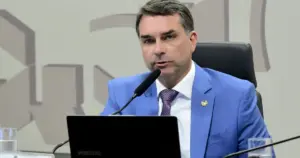 Centrão vê erro de Flávio Bolsonaro em resposta aos EUA sobre tarifas